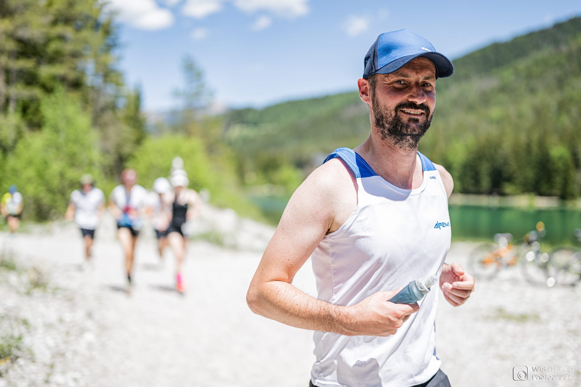 Läufer auf der 6,71 km langen Strecke der Dolomites Last Loop bei Toblach